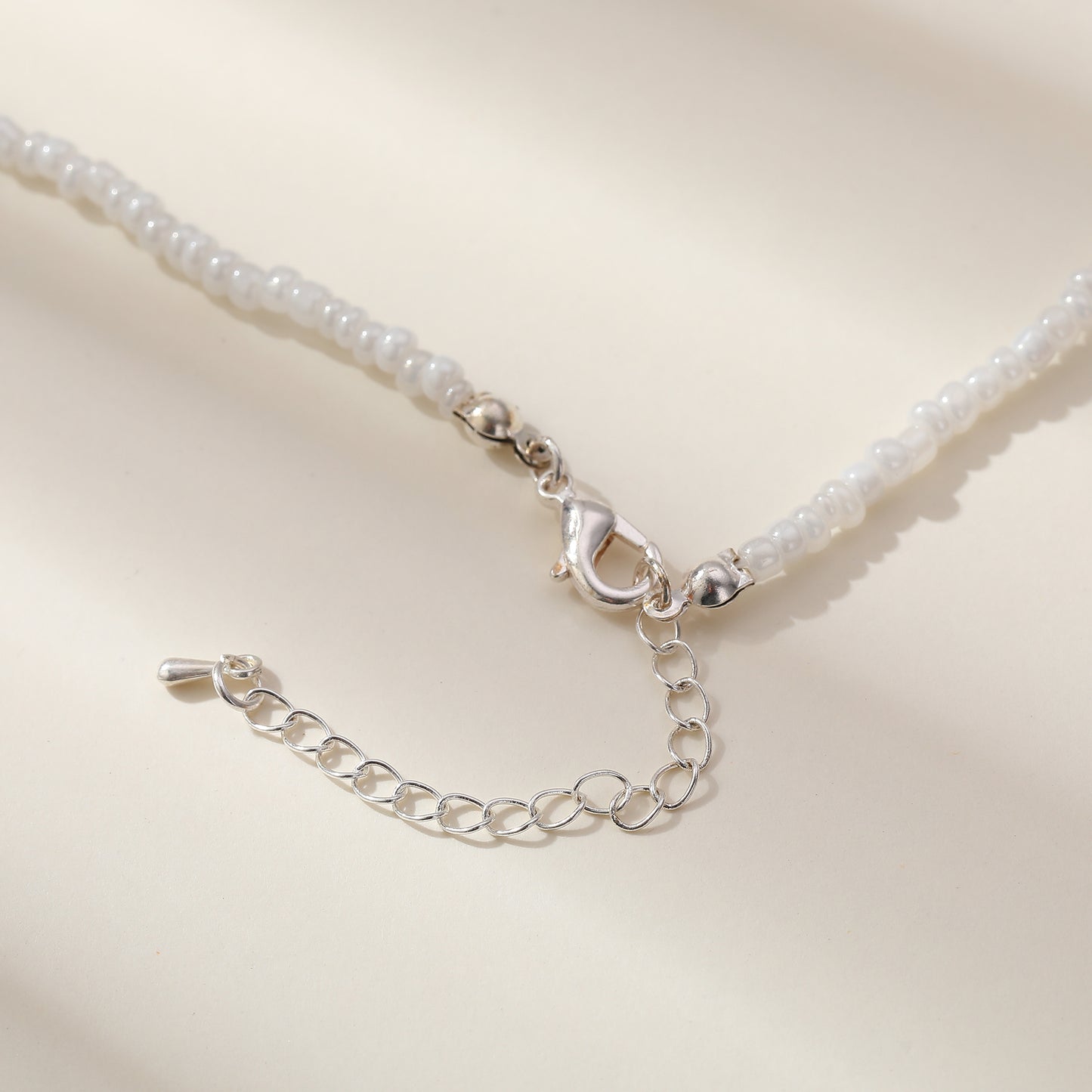Vibrant Bead Necklace with Glass Flower Charms & Silver Clasp - Stylish & Elegant Jewelry for Women - Perfect for Everyday Wear and Special Occasions