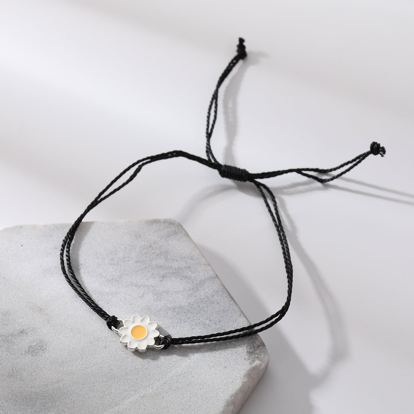 Chic Adjustable Daisy String Bracelets - Vibrant Colors, Perfect for Everyday Style & Gifting