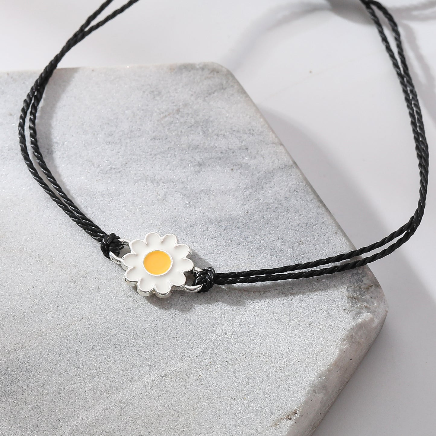Chic Adjustable Daisy String Bracelets - Vibrant Colors, Perfect for Everyday Style & Gifting